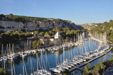 Dere, bağlantı noktası-Miou Cassis içinde