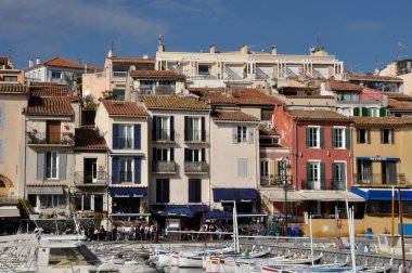 Cassis, Fransa-Şubat 16, 2015: Cassis limanı deniz araçları ve evler