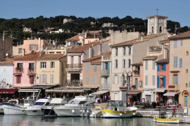 Cassis, Fransa-Şubat 16, 2015: Cassis limanı deniz araçları ve evler