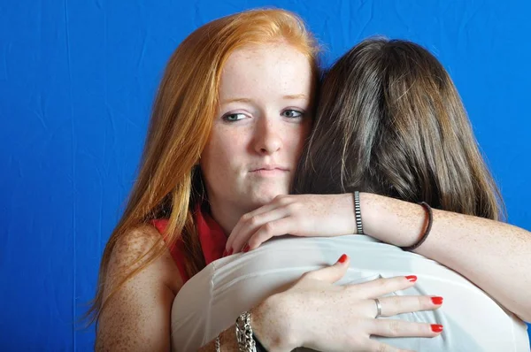 Dos Amigos Adolescentes Abrazándose — Foto de Stock