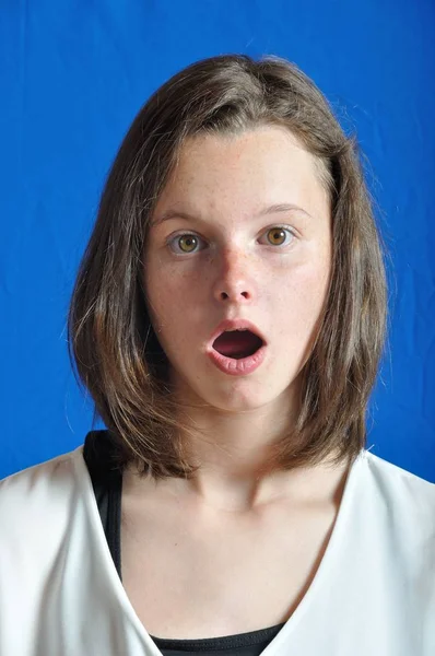 Überraschter Teenager Auf Blau — Stockfoto