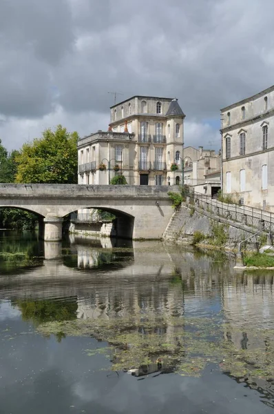 Seugne folyó Jonzacnál Charente-Maritime-ban — Stock Fotó