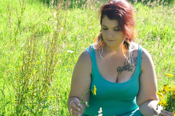 Frau auf einer Wiese — Stockfoto