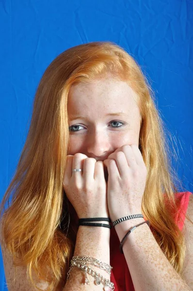 Adolescente asustado sobre fondo azul —  Fotos de Stock