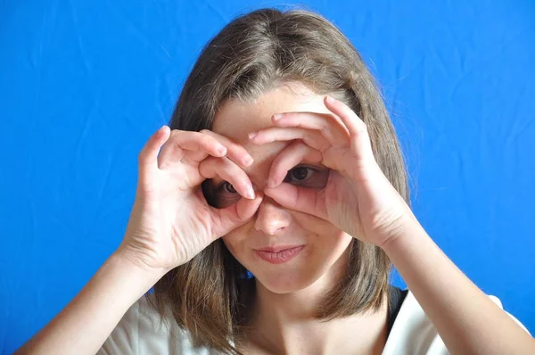 Teenager imitiert Brille mit ihren Fingern — Stockfoto