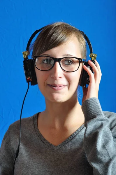 Teen listening to music — Stock Photo, Image