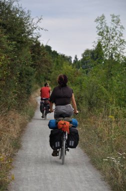 Loire nehri boyunca bisikletçiler