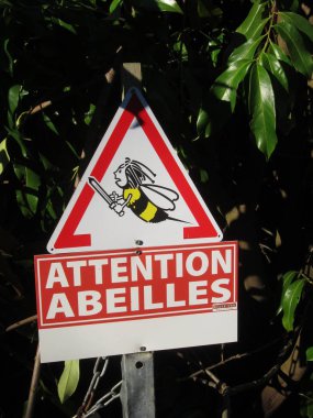 Plerin içinde kovanların yakınlığı gösteren tehlike işareti