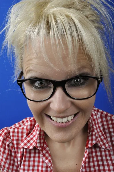 Porträt einer blonden Frau mit Brille — Stockfoto