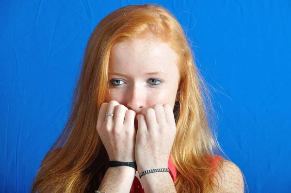 Adolescente asustado sobre fondo azul —  Fotos de Stock