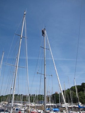 Denizci limanda teknesinin direğine monte 