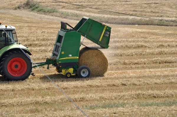 Combine palha de rolo colheitadeira em Plerin — Fotografia de Stock