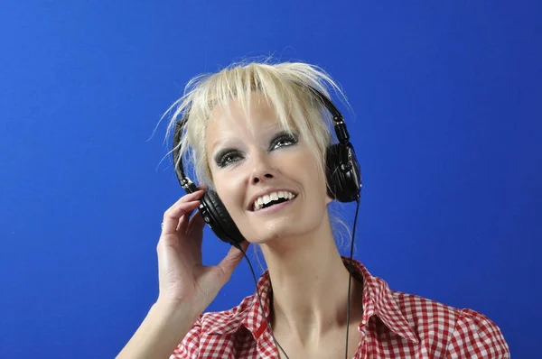 Blond woman listening to music — Stock Photo, Image