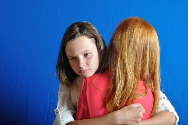 Two teens friends, hugging each other — Stock Photo, Image