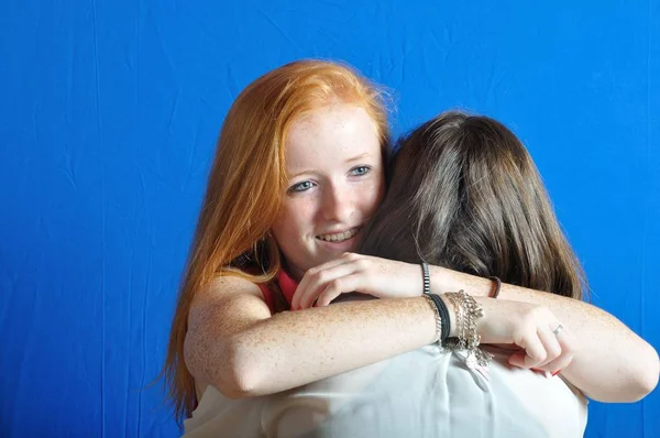 Twee tieners vrienden, knuffelen elkaar — Stockfoto