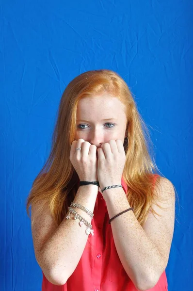 Adolescente asustado sobre fondo azul —  Fotos de Stock