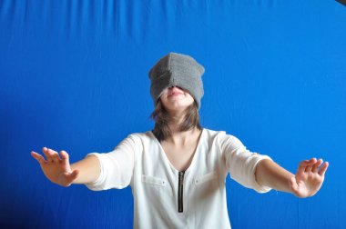 Genç yüzünü onun Bone ile gizleme.