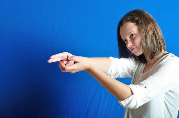 10 代の少女が銃を保持してのジェスチャーを miming — ストック写真