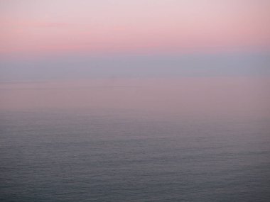Gün batımında denizde sis