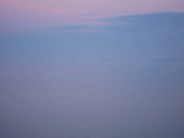 Niebla en el mar al atardecer —  Fotos de Stock