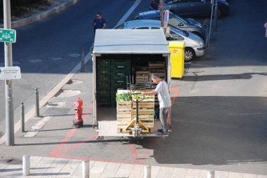 Marsilya _ Fransa, 25 Ekim 2018: sebze teslimatçısı kamyonunu boşaltıyor