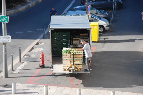 Marseilles France Octubre 2018 Repartidor Verduras Descargando Camión —  Fotos de Stock