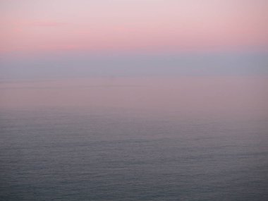 Gün batımında denizde sis