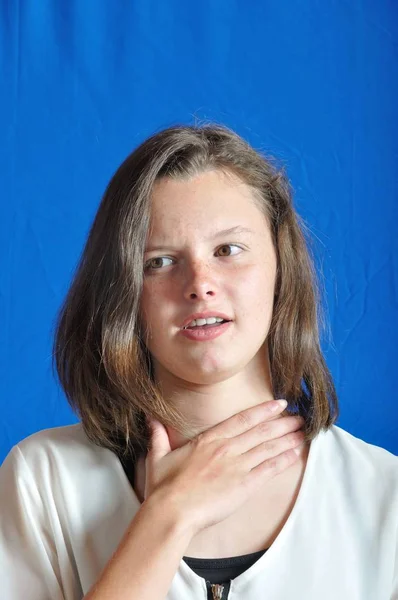 Menina tocando sua garganta . — Fotografia de Stock