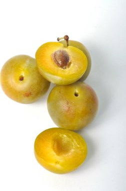 Reine Claude beyaz arka planda erikler