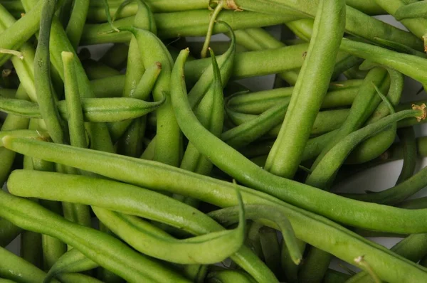 Gröna Bönor Vit Bakgrund — Stockfoto