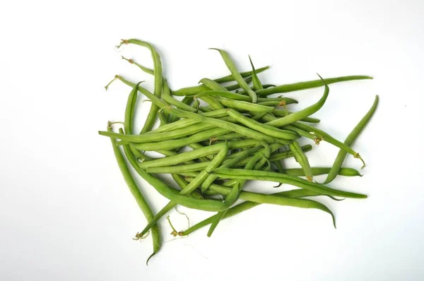 白い背景に緑の豆 — ストック写真