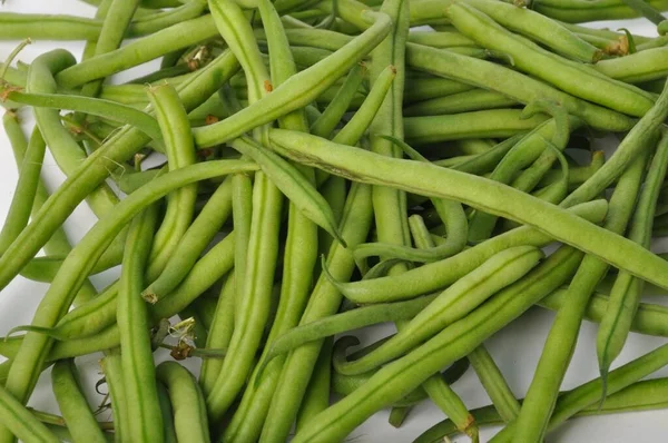 白色背景上的绿豆 — 图库照片