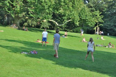 AACHEN, GERMANY-26 Temmuz 2014: Aachen 'de park halindeki insanlar