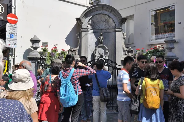 Turisti Fronte Manneken Pis — Foto Stock