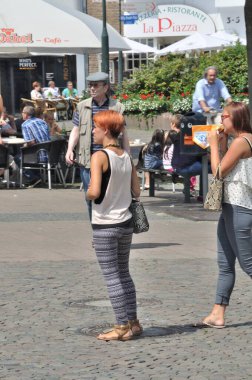 Aachen şehir merkezinde insanlar