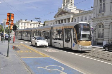 BRÜKSEL, BELGIUM - 31 Temmuz 2014: Brüksel 'in merkezinde tramvay