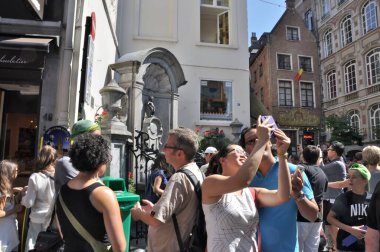 Manneken Pi 'nin önündeki turistler