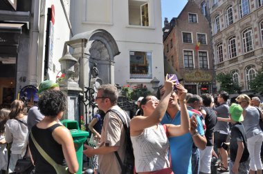 Manneken Pi 'nin önündeki turistler