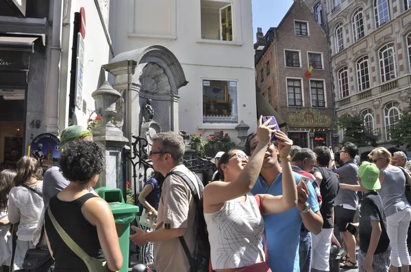 Manneken Nin Önündeki Turistler — Stok fotoğraf