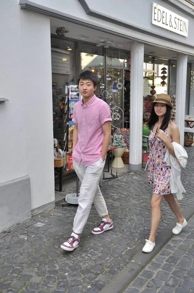 Montschau Germany August 2014 Asian Young Couple Visiting Montschau — 图库照片