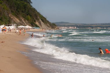 Bulgar Obzor şehir içinde tatilciler ile plaj Beach