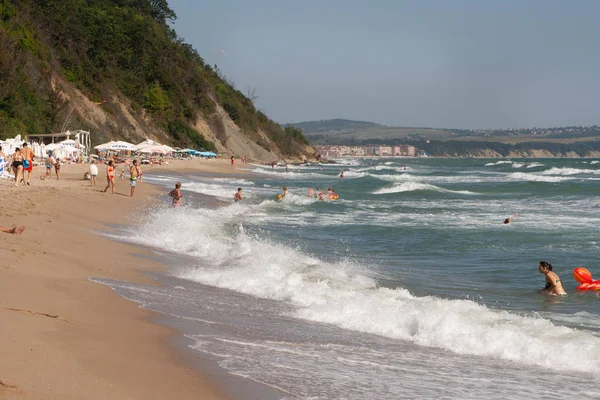 Bulgar Obzor şehir içinde tatilciler ile plaj Beach — Stok fotoğraf