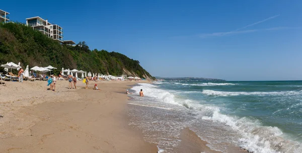 Praia da praia com turistas em búlgaro — Fotografia de Stock