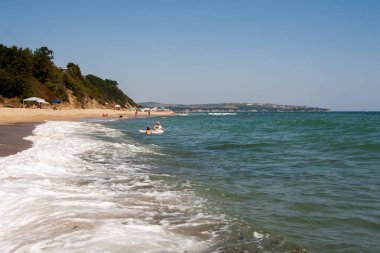 Sahilde Deniz Beach Cliff. Dalgaları kıyıda rulo.