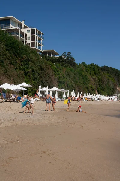 Hotel cerca de la playa del mar en Bulgaria en la ciudad de Obzor, entre Burgas y Varna . — Foto de Stock
