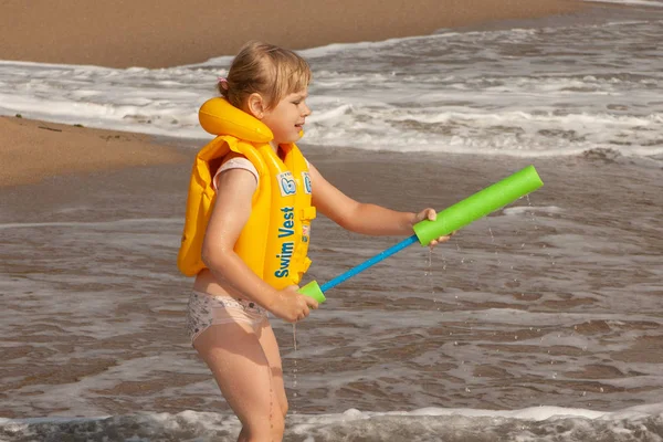 Chica joven con chaleco salvavidas amarillo . — Foto de Stock