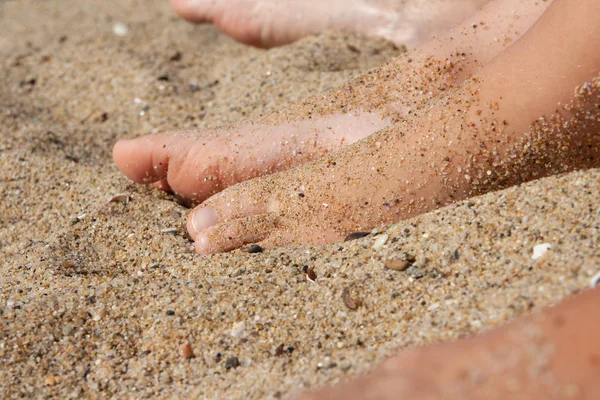 Donna abbronzata gambe sulla spiaggia di sabbia. Concetto di viaggio. — Foto Stock