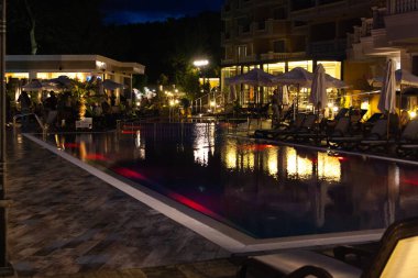 Dışında otel havuzunda bir gece otelde ile Bahçe