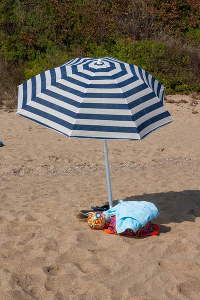 Sombrilla con ropa en la playa —  Fotos de Stock