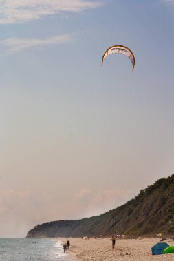 Bir paraşüt plaj ve tatilcilerin dikey çekim